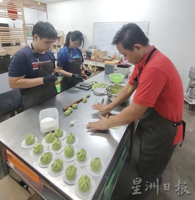 霹:未签∕人气美食∕红脚车斑兰糕点香气四溢 坚持手工制作无色素防腐剂