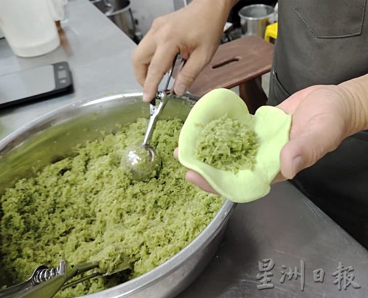 霹:未签∕人气美食∕红脚车斑兰糕点香气四溢 坚持手工制作无色素防腐剂