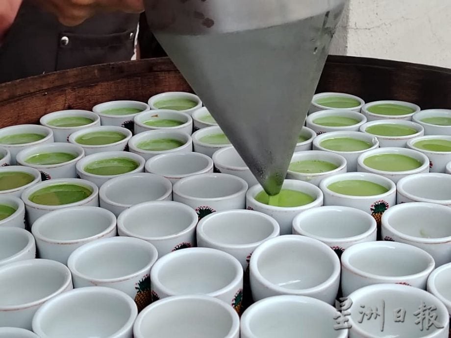 霹:未签∕人气美食∕红脚车斑兰糕点香气四溢 坚持手工制作无色素防腐剂