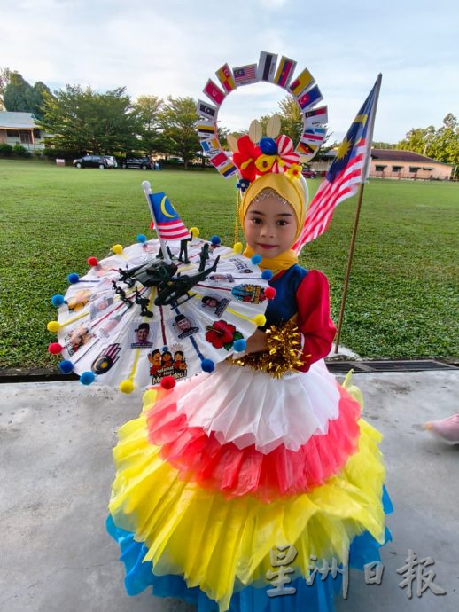 丹那依淡华小国庆服装赛 60学生展自信秀创意