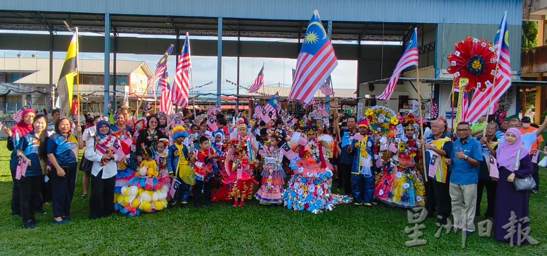 丹那依淡华小国庆服装赛 60学生展自信秀创意