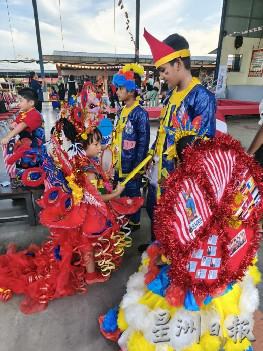 丹那依淡华小国庆服装赛 60学生展自信秀创意