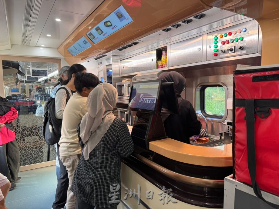 （已签发）柔：**版头**双轨电动火车首驶入居銮县    乘客挥国旗庆祝国庆日