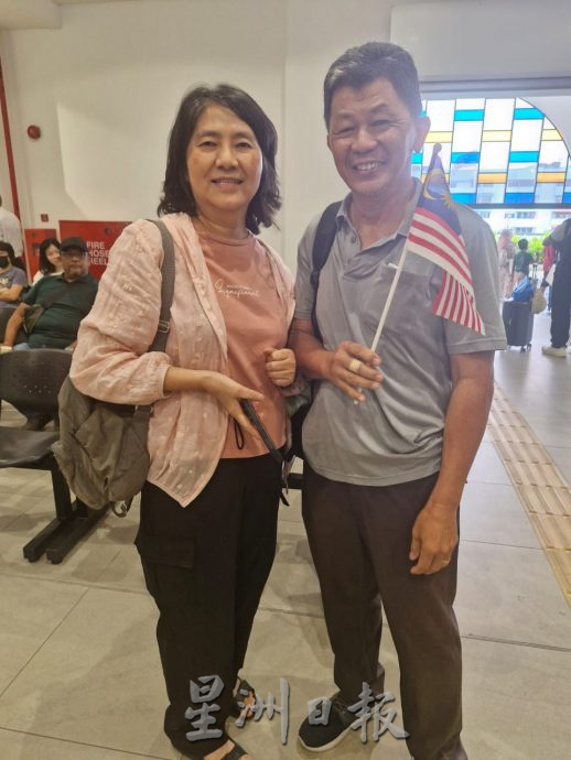(已签发)柔:**版头**双轨电动火车首驶入居銮县 乘客挥国旗庆祝国庆日