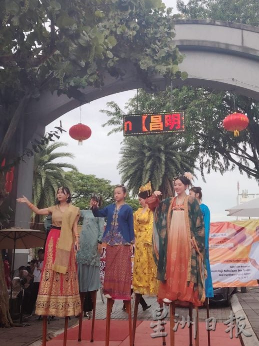 (已签发)柔:封底特稿:国庆前夕各族齐聚文化街   为大马68岁生日献祝福