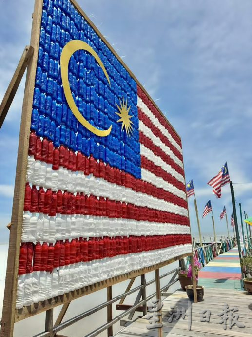 1200塑胶瓶费两周制作 环保大国旗竖起迎国庆