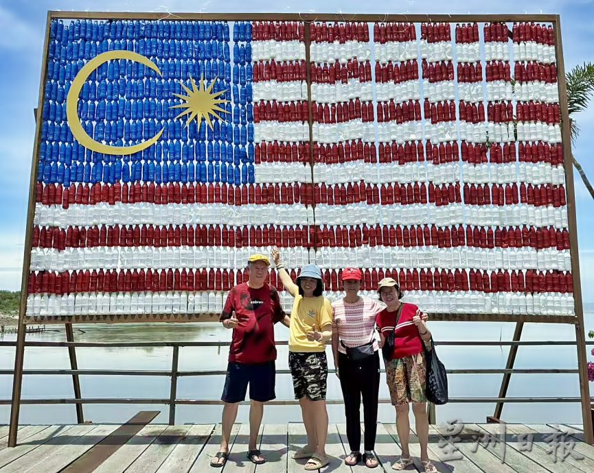 1200塑胶瓶费两周制作 环保大国旗竖起迎国庆