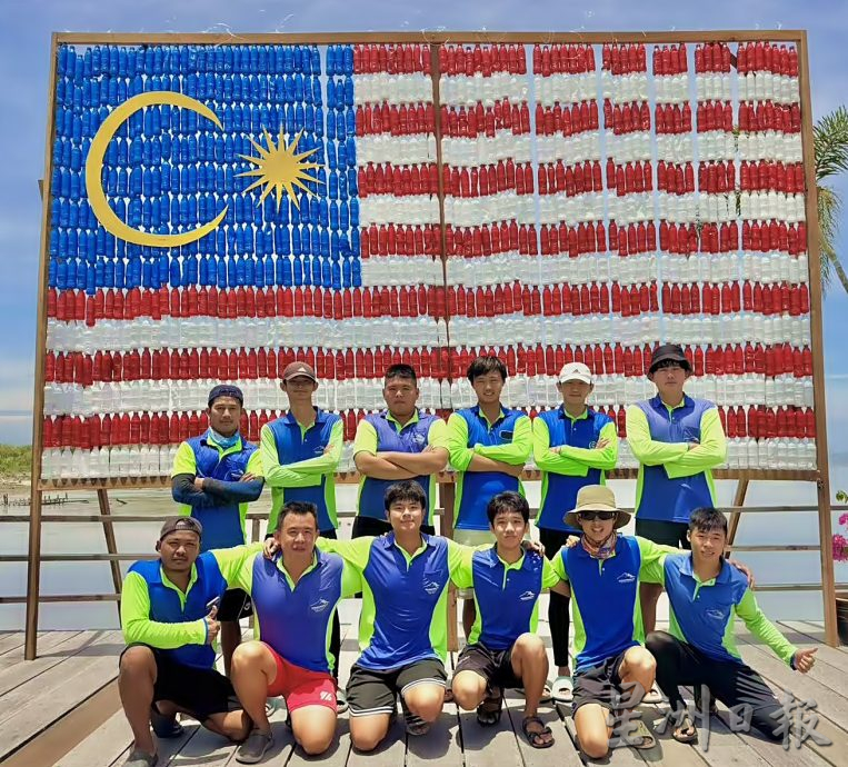 1200塑胶瓶费两周制作 环保大国旗竖起迎国庆