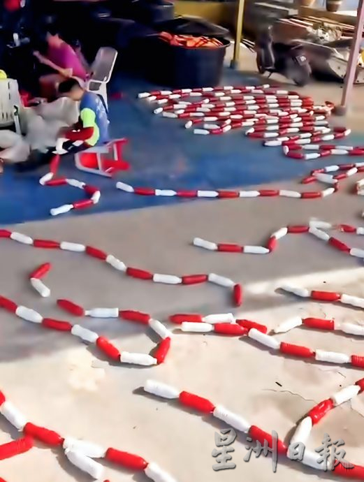 1200塑胶瓶费两周制作 环保大国旗竖起迎国庆