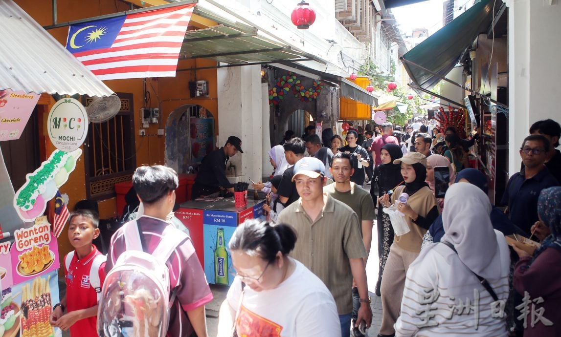 国庆连假游子游客增 人潮涌现尝美食消费打卡