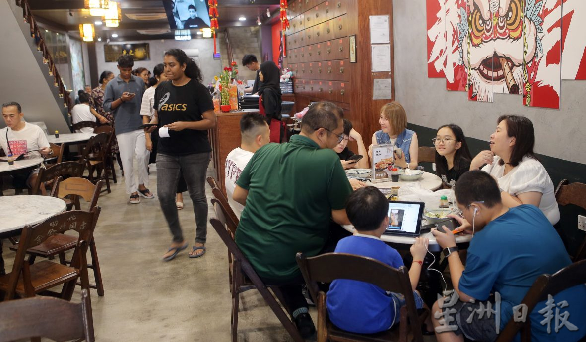 国庆连假游子游客增 人潮涌现尝美食消费打卡