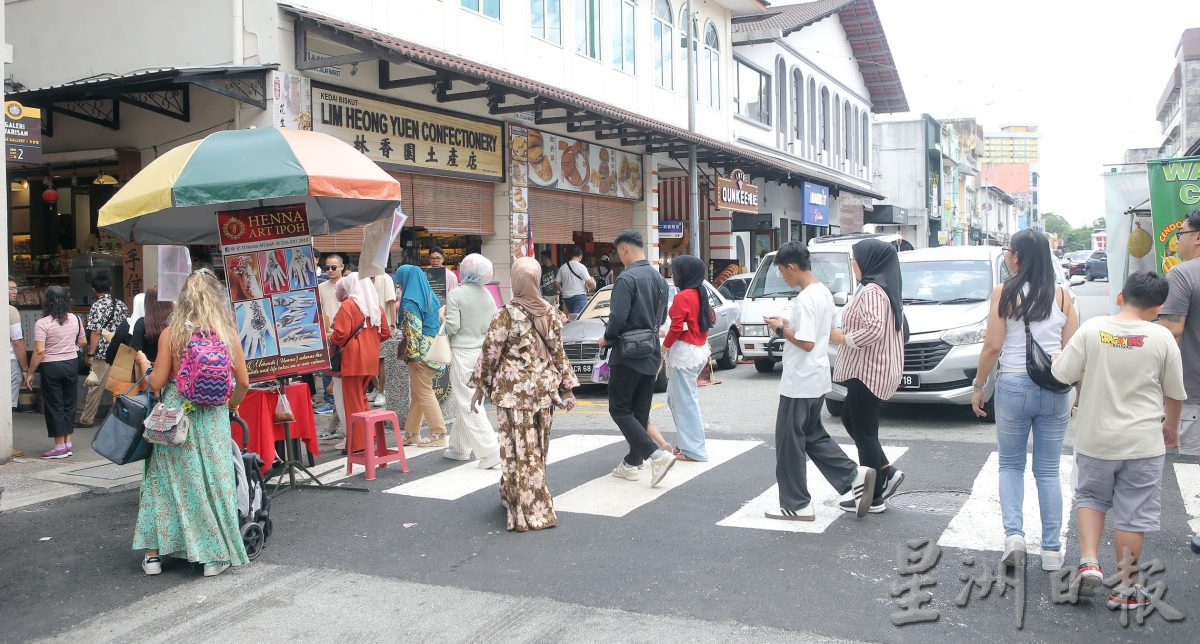 国庆连假游子游客增 人潮涌现尝美食消费打卡