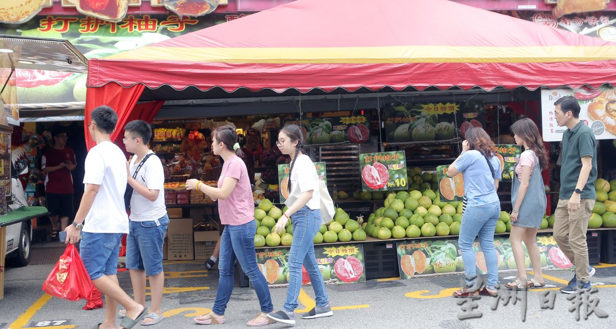 国庆连假游子游客增 人潮涌现尝美食消费打卡