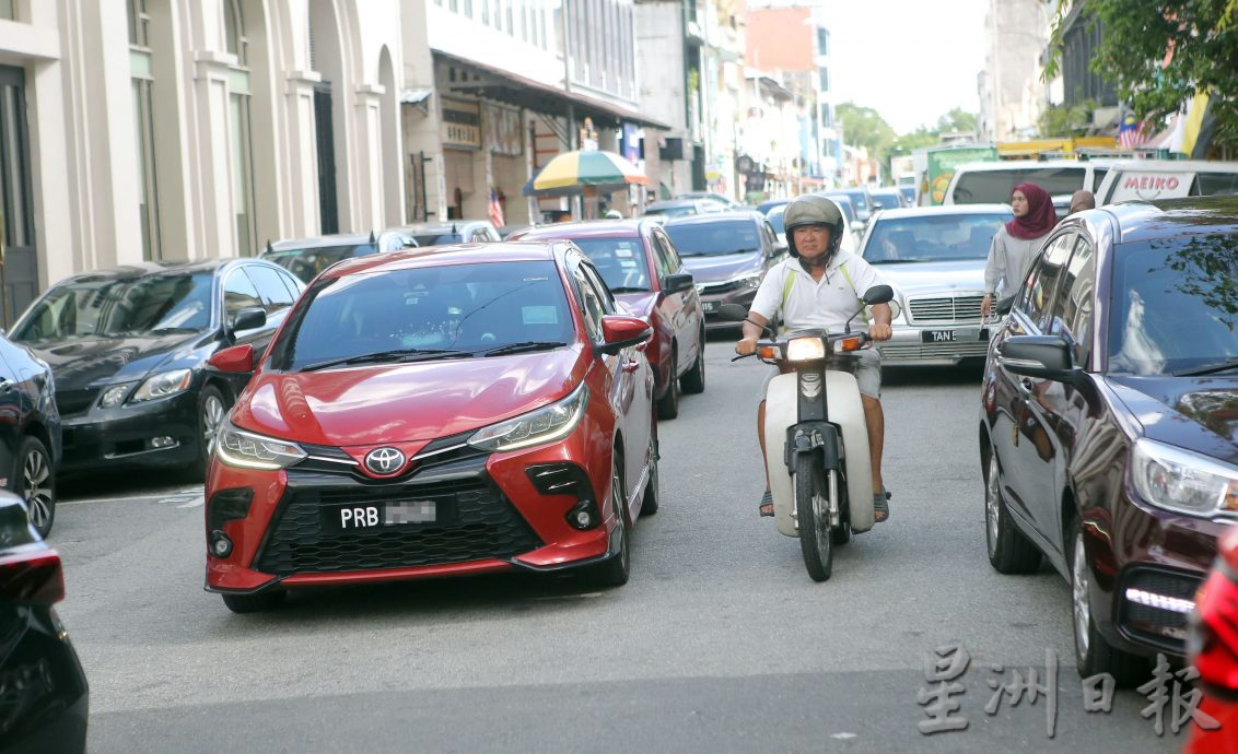 国庆连假游子游客增 人潮涌现尝美食消费打卡