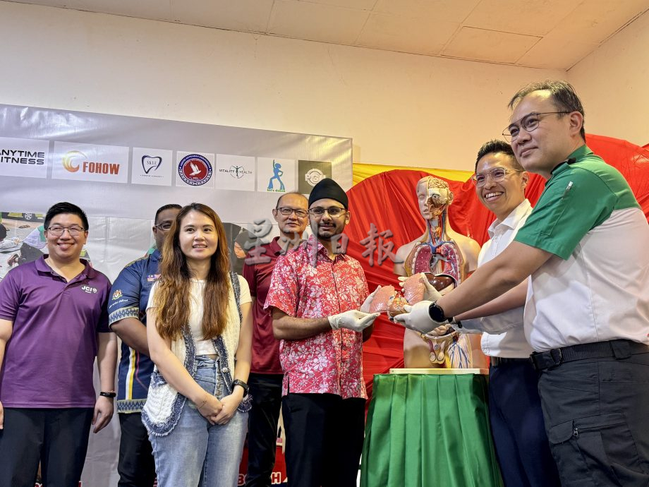 （大北马）民众边捐血边挥国旗  为槟中央医院筹200包血