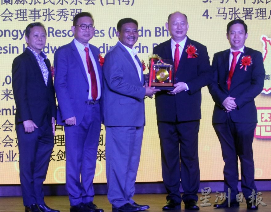 供星洲网:盖会所自己人来帮!世界张氏总会捐48万助森美兰张氏公会