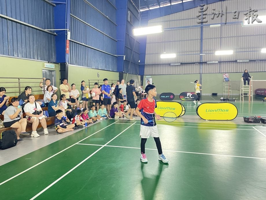 (已签发)柔:近500各族少年国庆切磋提球技 Lionmas青年锦羽赛传达团结和谐