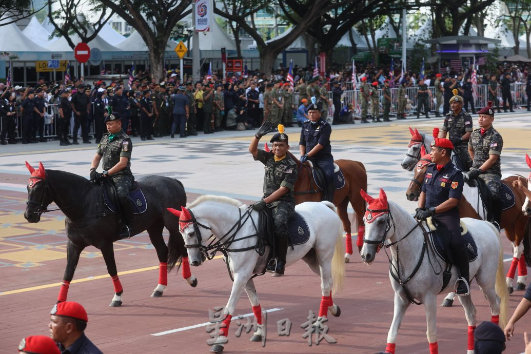 国庆日之警方30匹马参与国庆游行 展现人与动物和谐 抵抗各种噪音环境 战机掠过也不惊