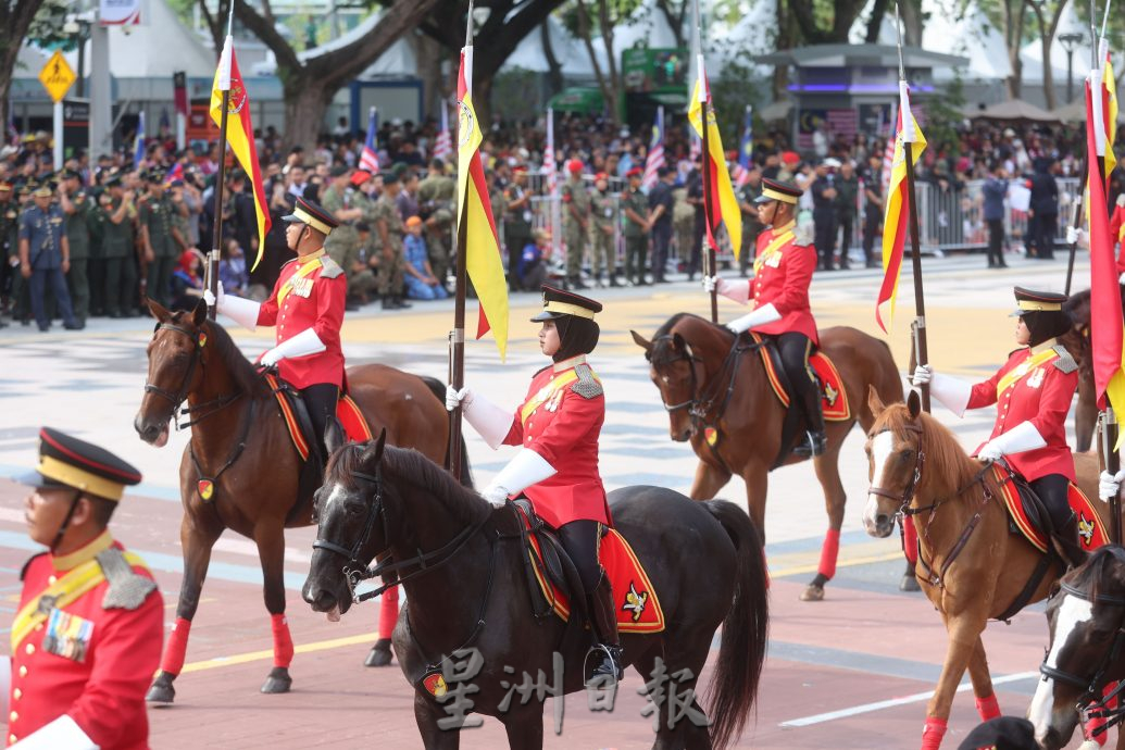国庆日之警方30匹马参与国庆游行 展现人与动物和谐 抵抗各种噪音环境 战机掠过也不惊