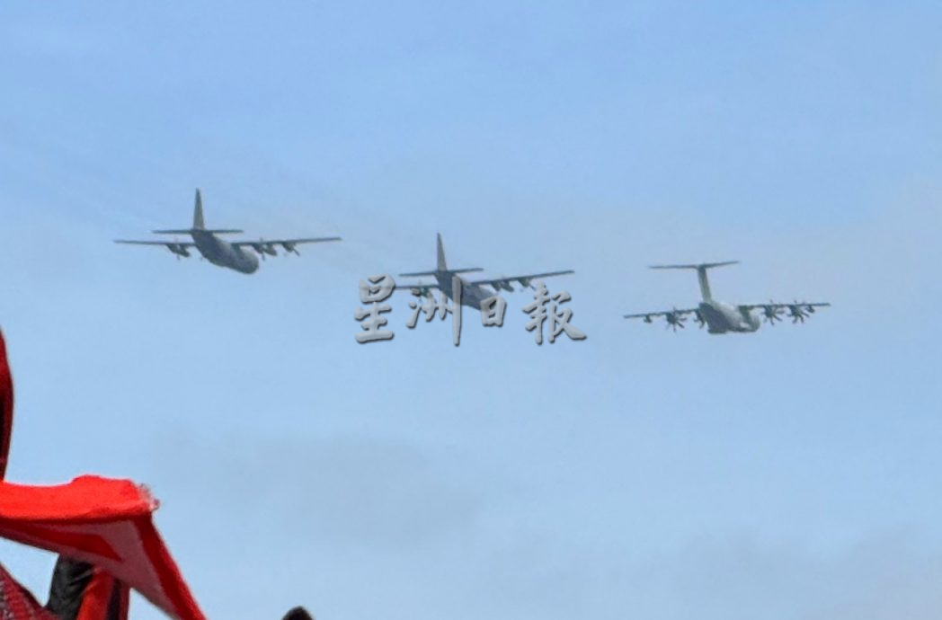 国庆庆典史上最大规模·空中表演震撼 龙狮亮相