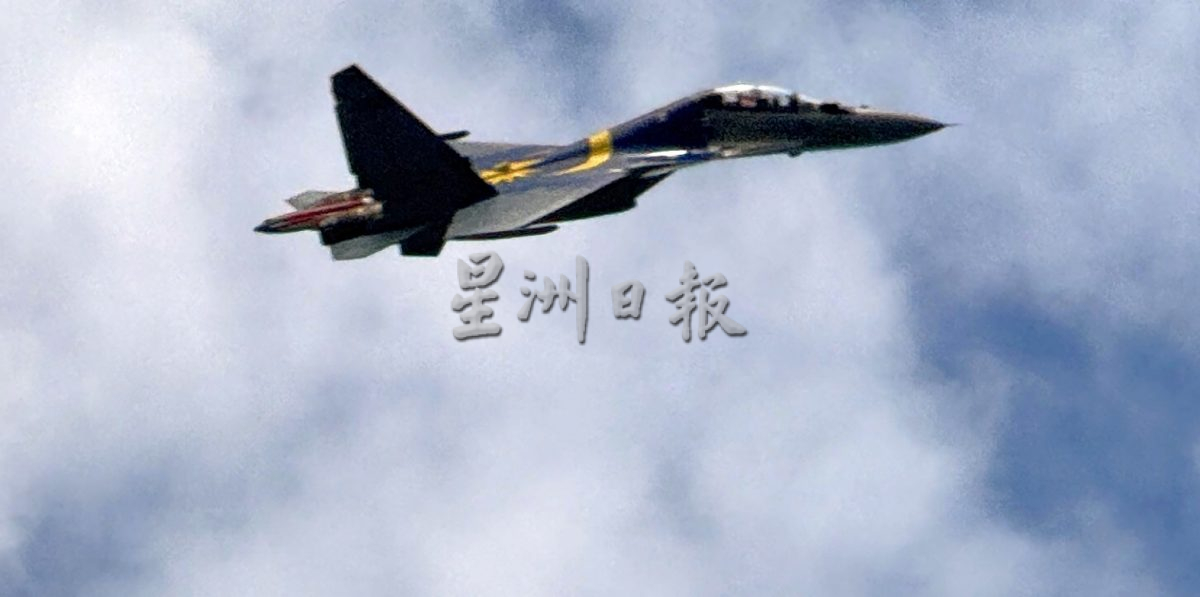 国庆庆典史上最大规模·空中表演震撼 龙狮亮相