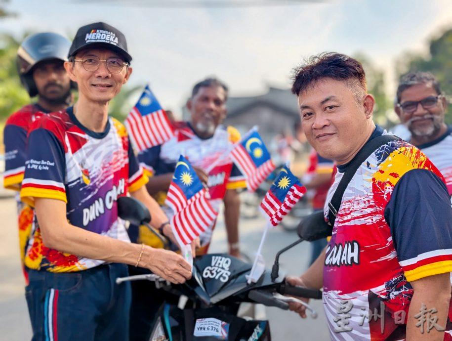 朱湖区国庆摩托车巡游，沿路送国旗派物资暖人心