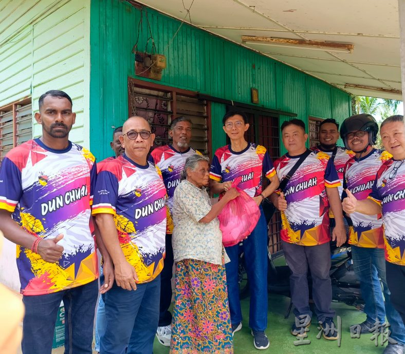 朱湖区国庆摩托车巡游，沿路送国旗派物资暖人心