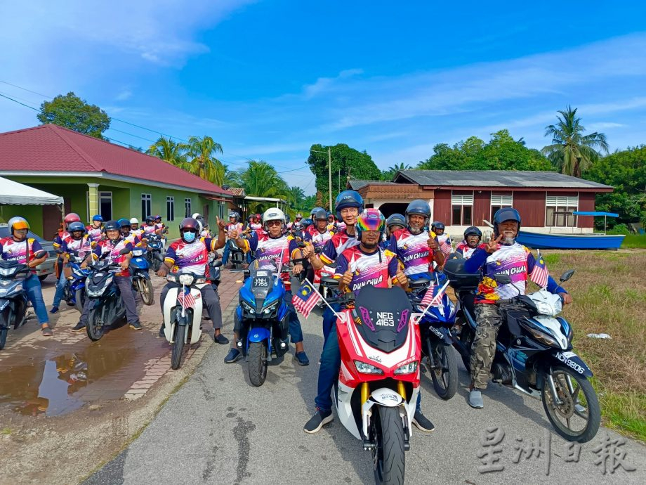 朱湖区国庆摩托车巡游，沿路送国旗派物资暖人心
