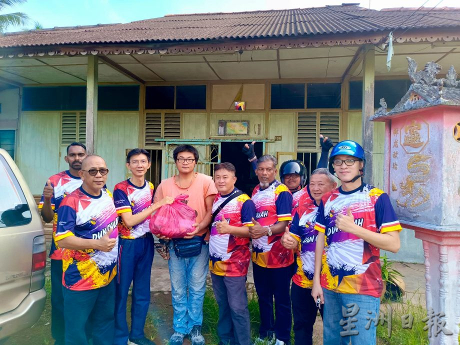 朱湖区国庆摩托车巡游，沿路送国旗派物资暖人心