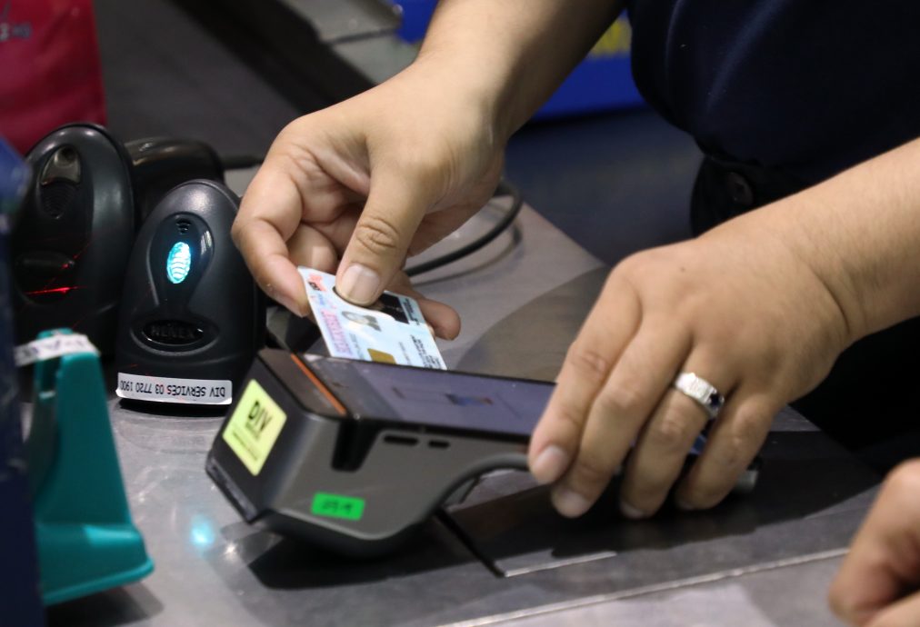 100援金“乱”霸市｜450购物车排队 等2小时结账  第2天 仍叫苦