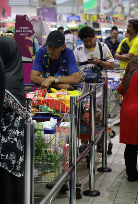 100援金“乱”霸市｜450购物车排队 等2小时结账  第2天 仍叫苦