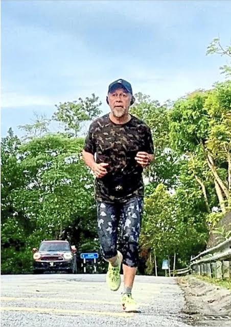 12月将迎第70场半马拉松 72岁两度心脏手术不停步