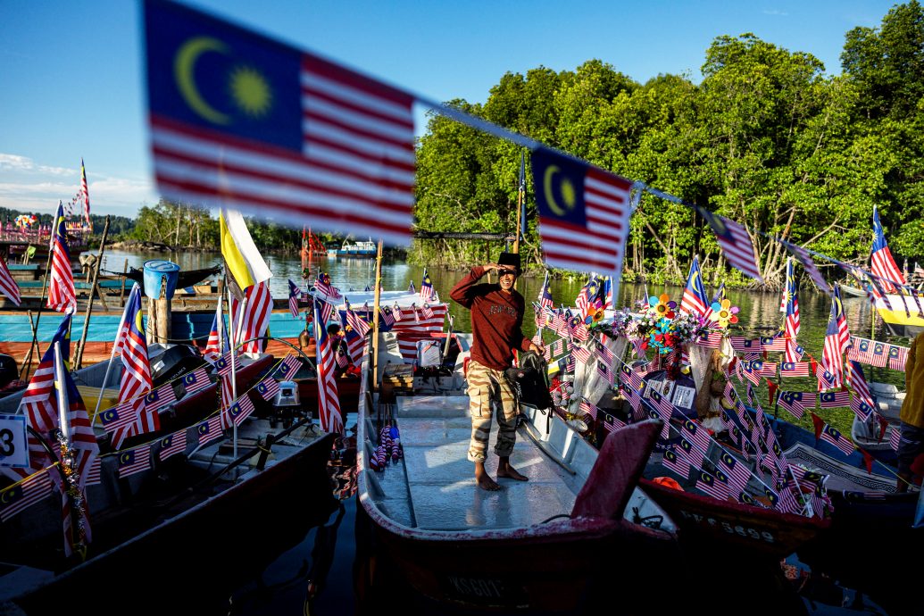 135渔船大马日海上游行 挂满国州旗展爱国