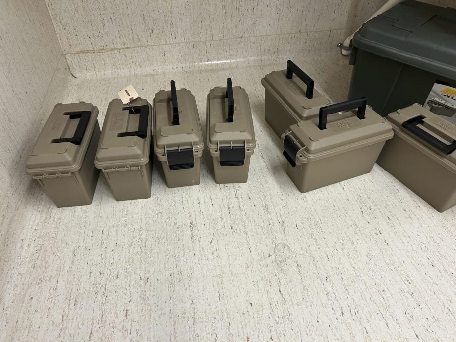 13岁少年放话干大案 家中搜出23把枪