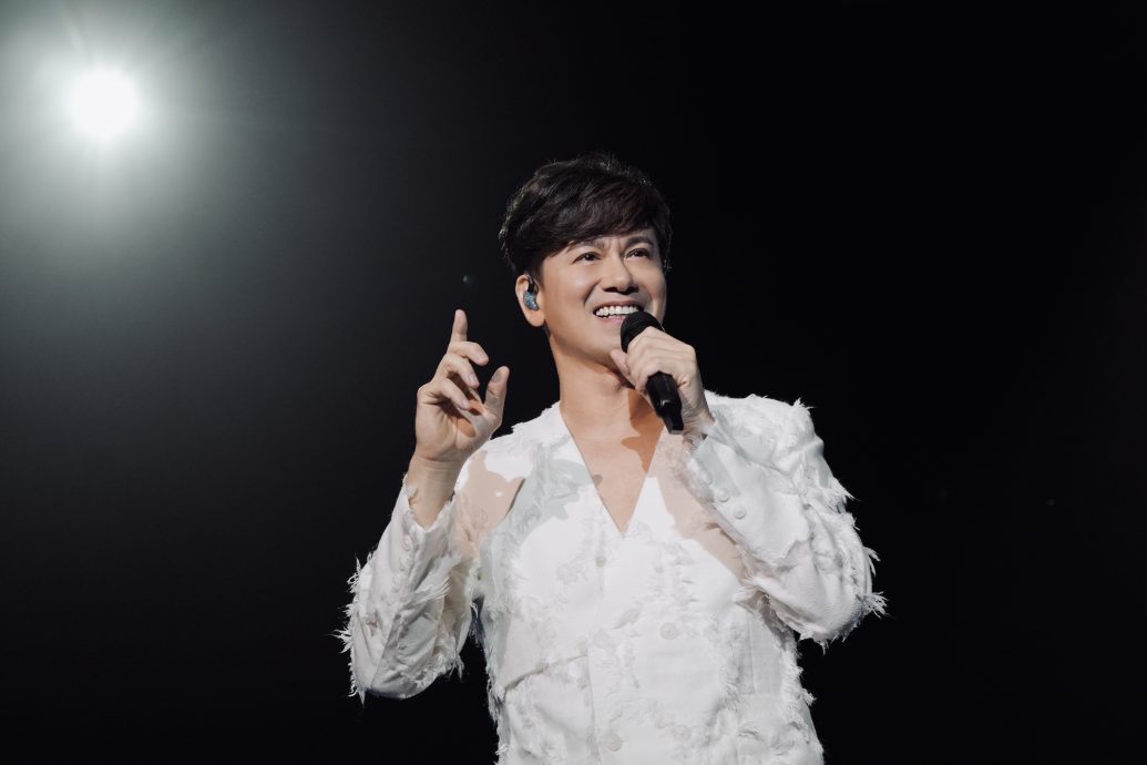 13年心血献大马粉丝 李圣杰边唱边发“幸运好球”