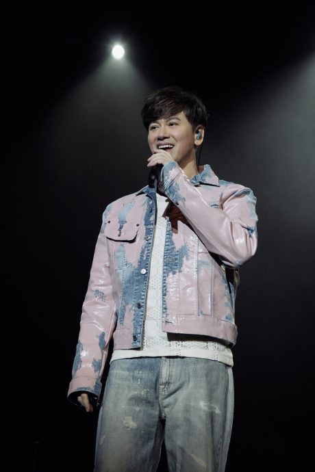 13年心血献大马粉丝 李圣杰边唱边发“幸运好球”