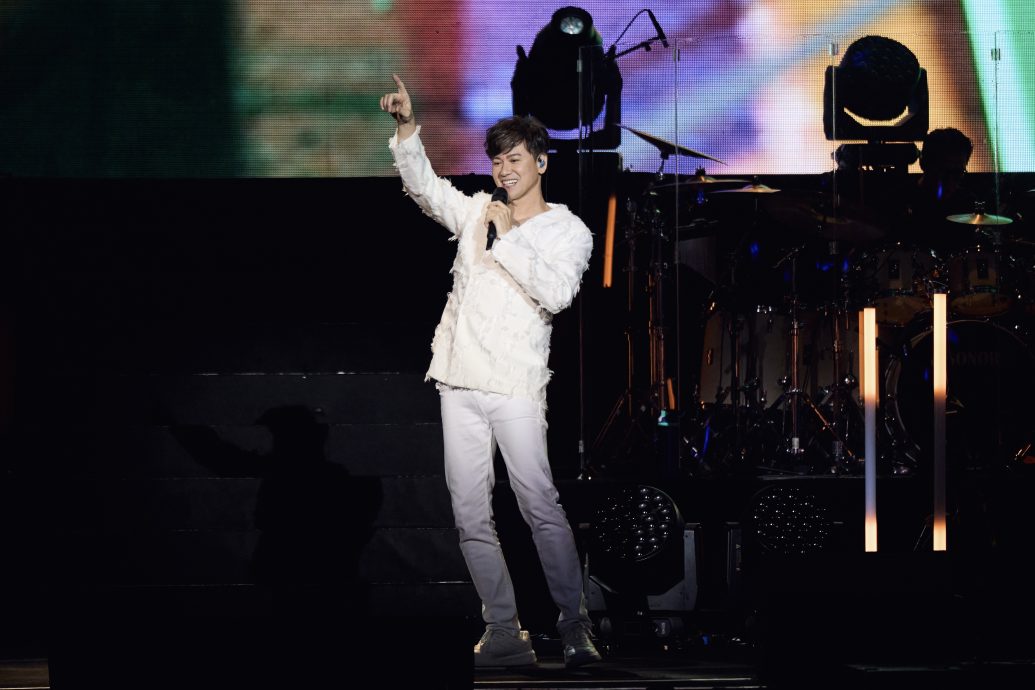 13年心血献大马粉丝 李圣杰边唱边发“幸运好球”