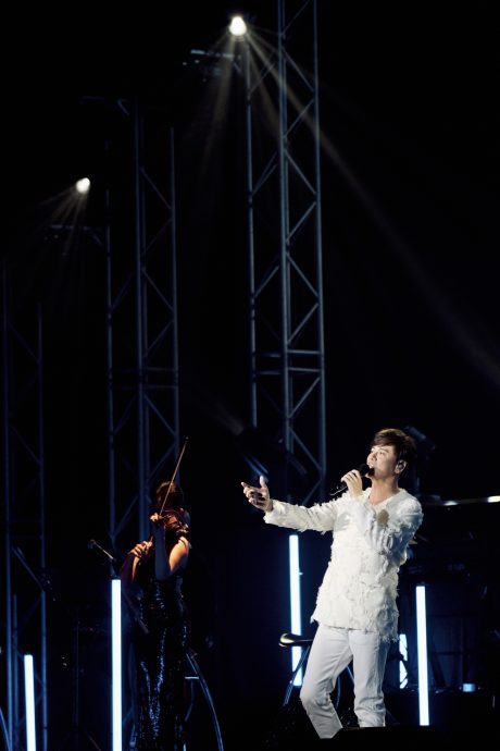 13年心血献大马粉丝 李圣杰边唱边发“幸运好球”