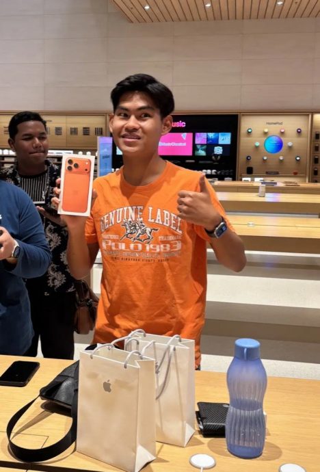 19岁大学生太疯狂！ 3am排首位抢大马首台iPhone 17