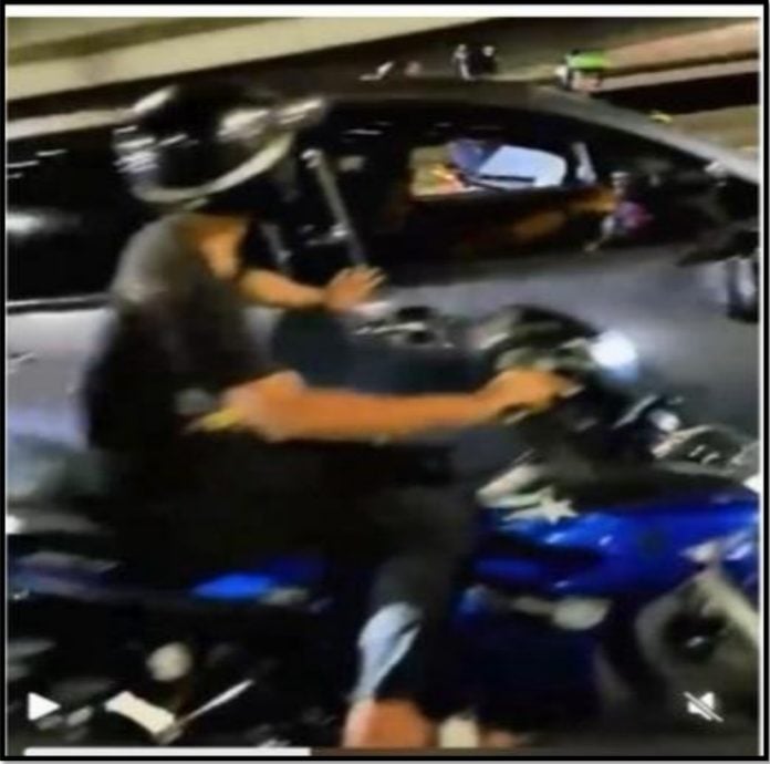 20摩托车大道追击踹踢轿车·警逮捕9青年助查