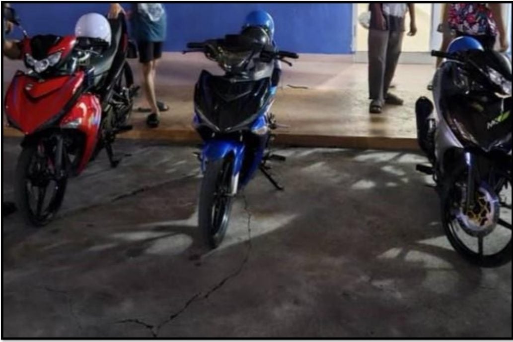 20摩托车大道追击踹踢轿车·警逮捕9青年助查