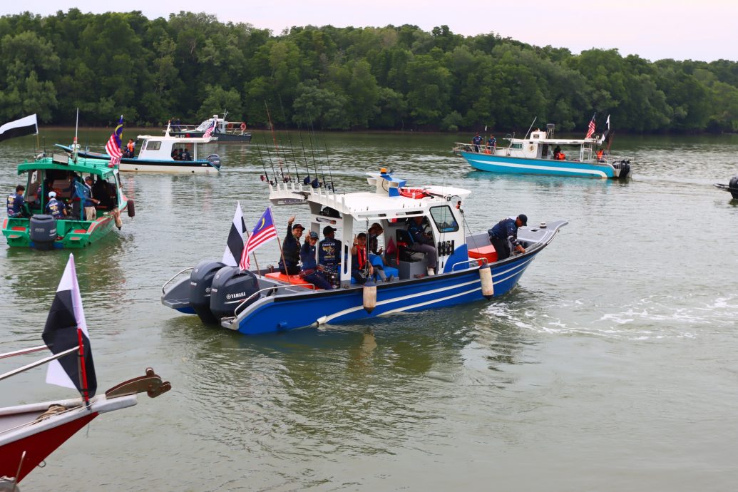 21/9《星角摄》“出海钓鱿鱼,欣赏关丹城市沿岸美景。”