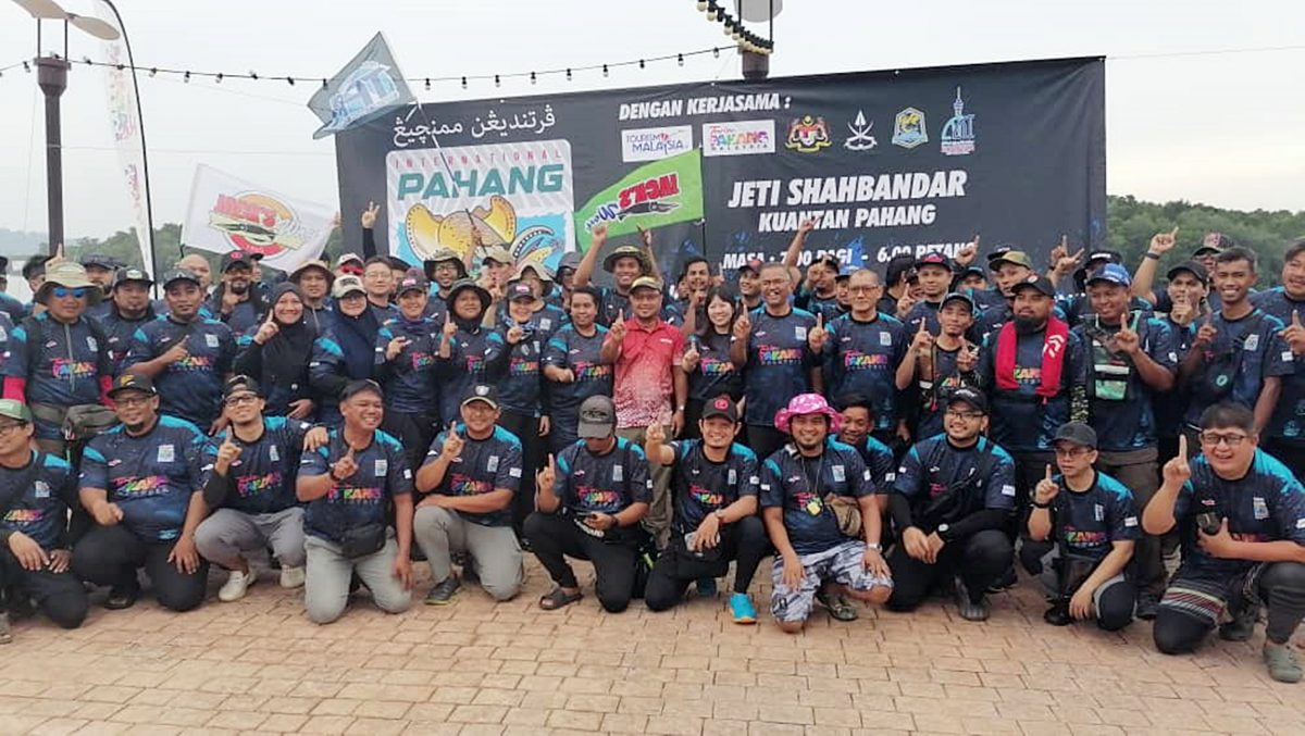 21/9《星角摄》“出海钓鱿鱼,欣赏关丹城市沿岸美景。”