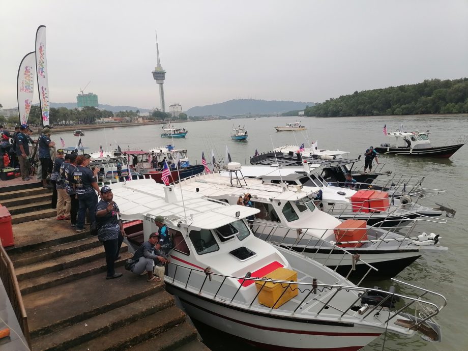 21/9《星角摄》“出海钓鱿鱼,欣赏关丹城市沿岸美景。”
