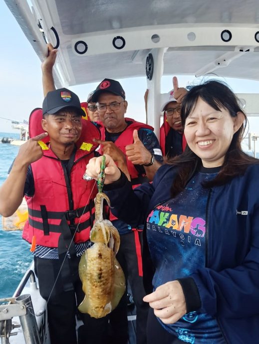 21/9《星角摄》“出海钓鱿鱼,欣赏关丹城市沿岸美景。”