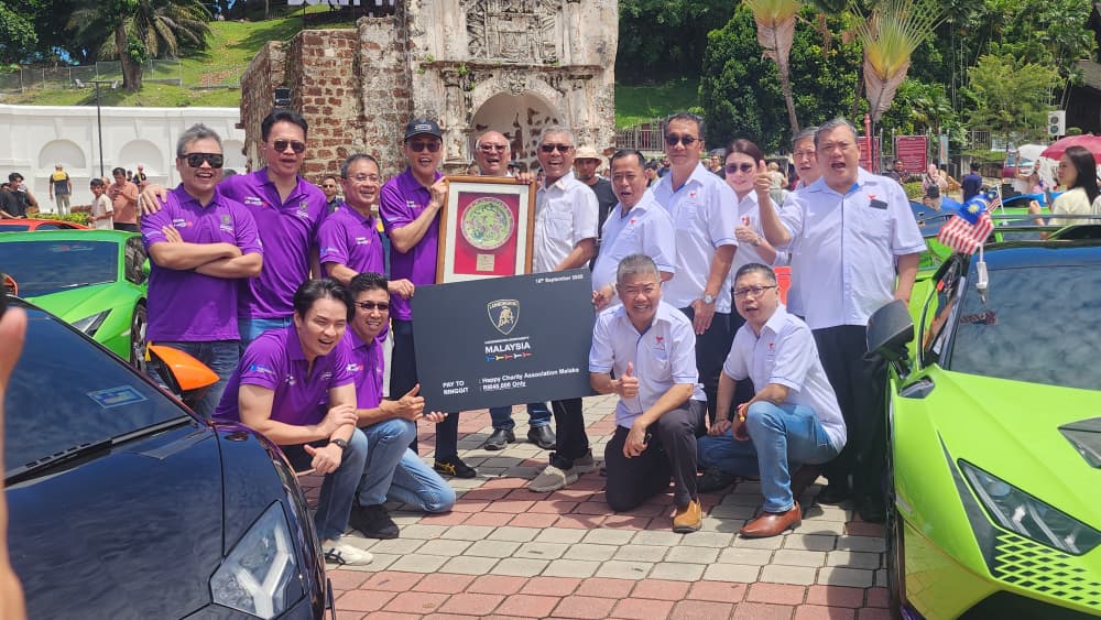 25兰博基尼聚古城门 庆大马日捐快乐慈善协会4万