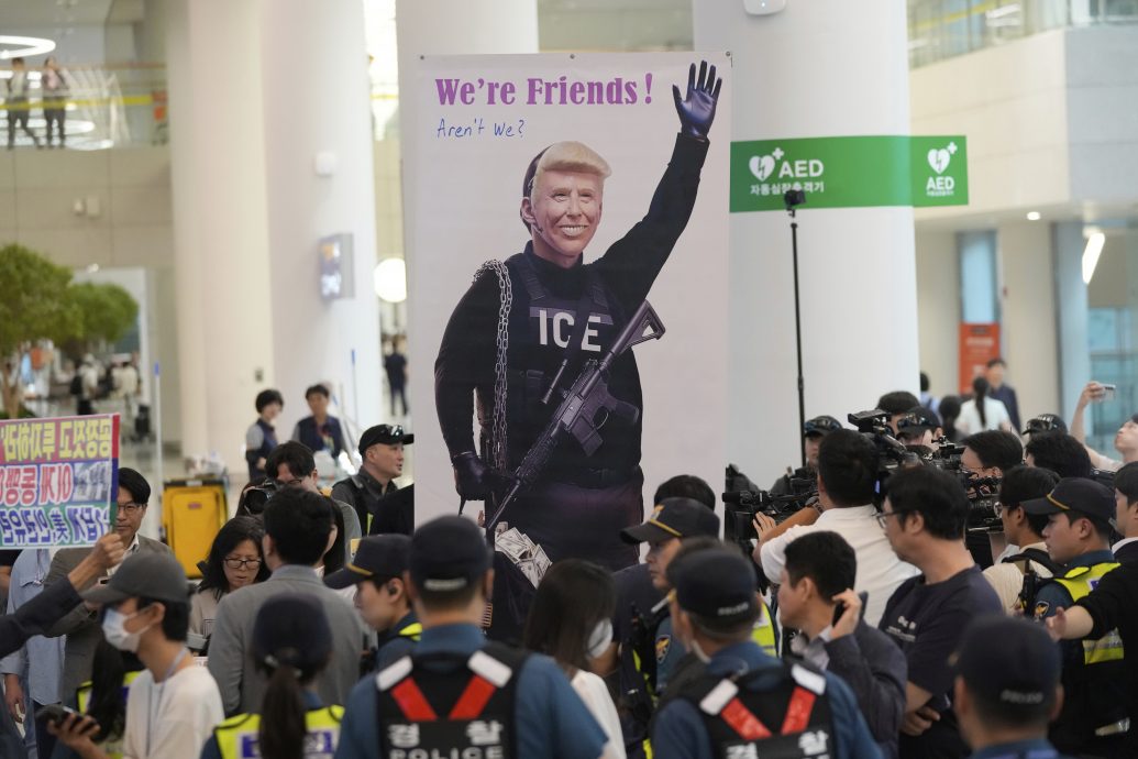 300多名韩国工人搭包机返国 示威者举反特标语接机