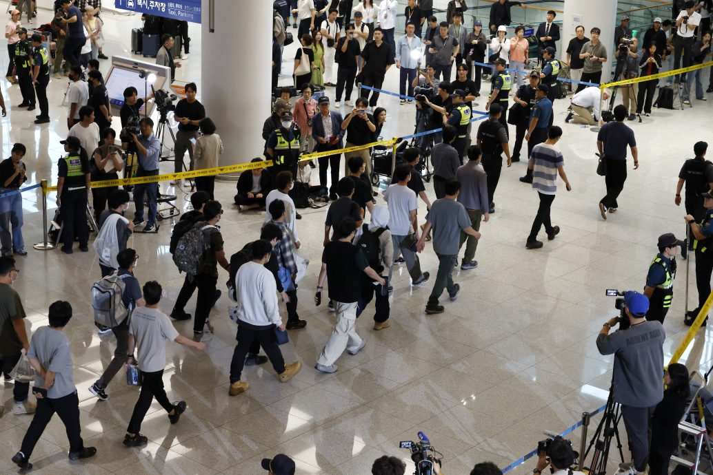 300多名韩国工人搭包机返国 示威者举反特标语接机