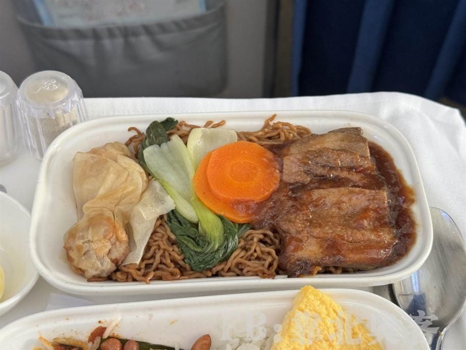 3小时航班被“喂”6份飞机餐! 热情空少还帮打包面包 