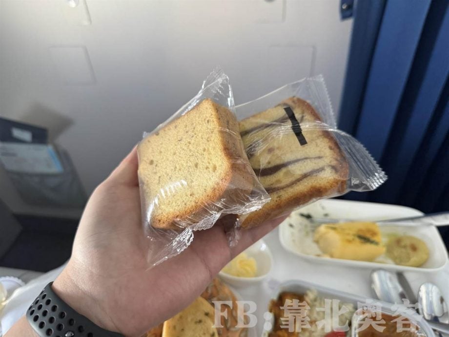 3小时航班被“喂”6份飞机餐! 热情空少还帮打包面包 